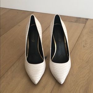Boutique 9 white pumps